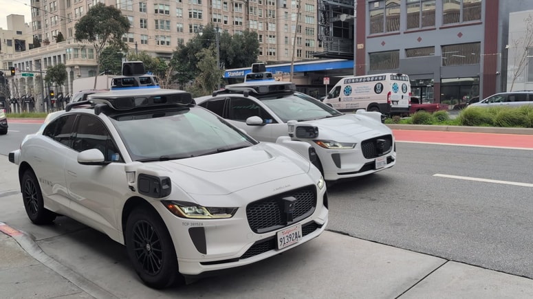 Okoli tisoč avtonomnih vozil Waymo bogati ponudbo običajnih taksijev v San Franciscu. 