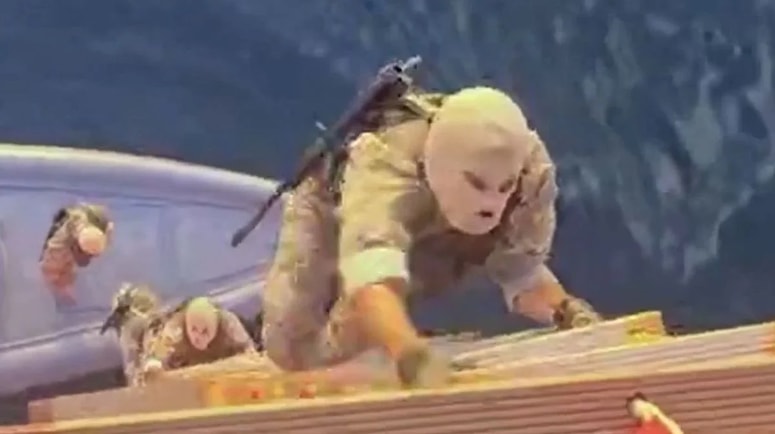 Iranski komandosti pri prevzemu nadzora nad ladjo v Hormuški ožini.