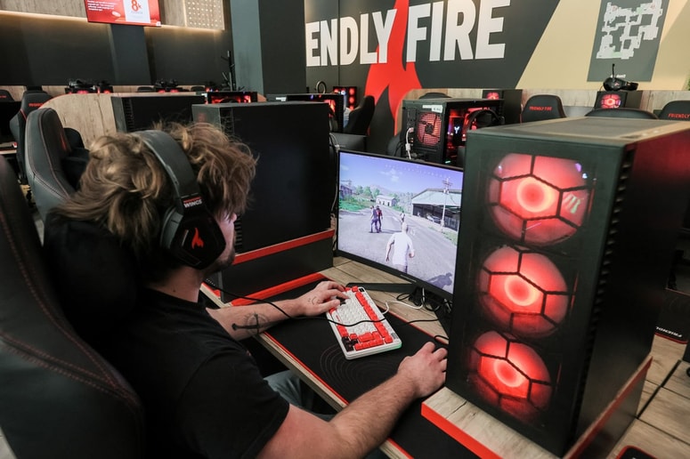 Gaming centri z najsodobnejšo opremo postajajo vse bolj priljubljen prostor druženja mladih. 