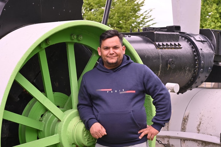 "Na humoren način predstavim svoj vidik," pravi Andrej Bajič Šarkezi, prvi romski stand up komik v Sloveniji in Vestnikova osebnost Pomurja za leto 2025.
