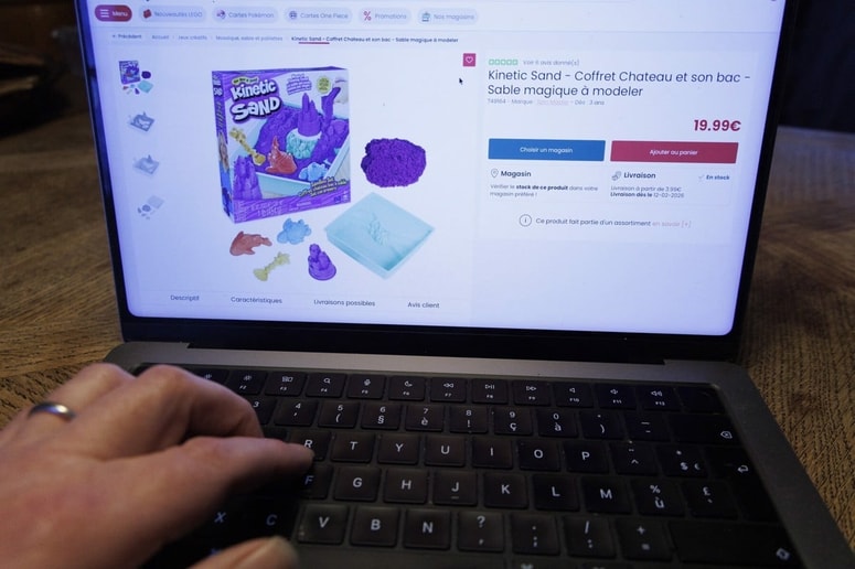 Kot so navedli v opozorilu, naj bi v zadnjih mesecih pristojni organi več evropskih državah iz prodaje odpoklicali barvne, čarobne in kinetične peske ter raztegljive tako imenovane anti-stres igrače s peskom v notranjosti. Fotografija je simbolična. 