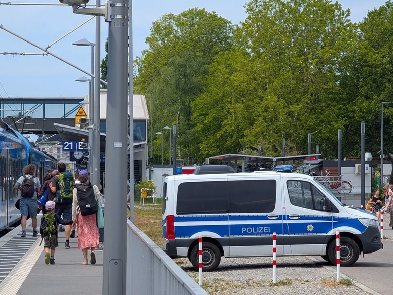 Lokalne oblasti in socialni delavci opozarjajo na vse slabše razmere na postaji. Prisotnost policije za zdaj ne rešuje globljih socialnih stisk, s katerimi se soočajo ljudje na robu družbe. Fotografija je simbolična. 