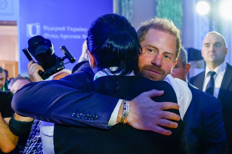 Fotografije s sprejema kažejo, kako princ objema zbrane državljane. S tem je prekršil strogi kraljevi protokol, ki veleva, da se javnost članov kraljeve družine ne sme dotikati, razen če ti prvi ponudijo roko.