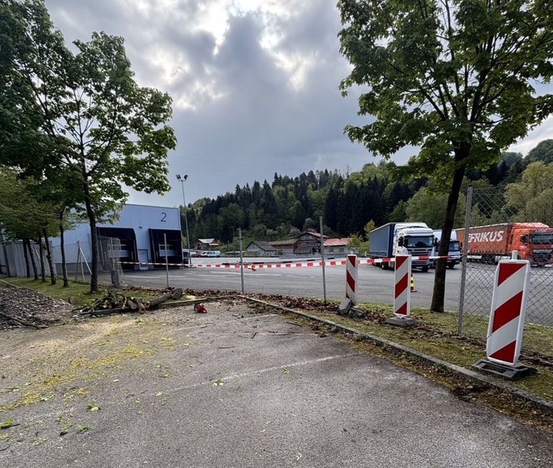 Po tem, ko je bilo okoli 120 prebivalcev praktično odrezanih od sveta, so v Podlehnik začeli z ureditvijo začasnega obvoza čez območje nekdanjega mejnega prehoda Gruškovje. 