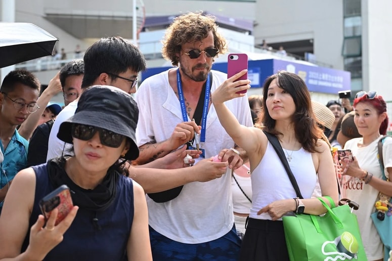 Na nekaterih fotografijah je skoraj neprepoznaven, saj nosi moder turban in temna očala, s čimer se povsem zlije z okoljem, medtem ko se v ozadju dvigajo vrhovi gorovja Atlas.