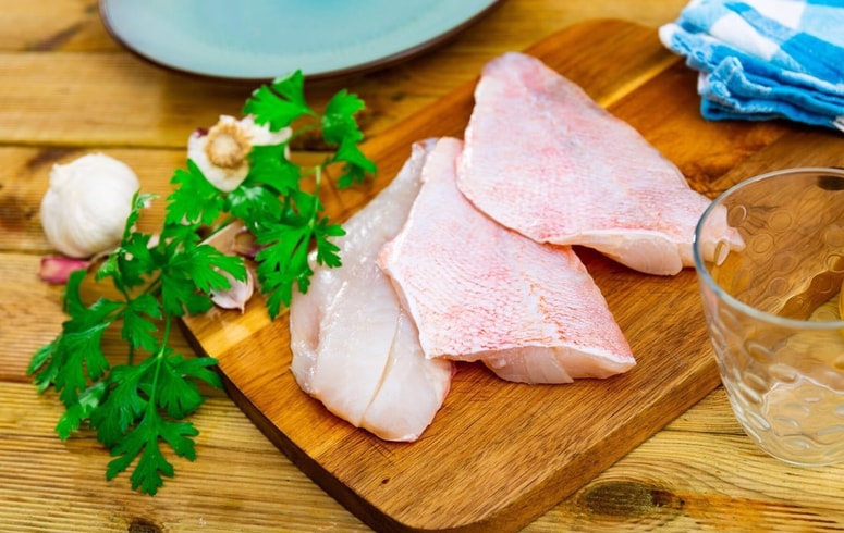 Postopek se začne že pri rezanju mesa. Kuharji piščanca vedno režejo na tanke kose, in sicer strogo prečno na vlakna.