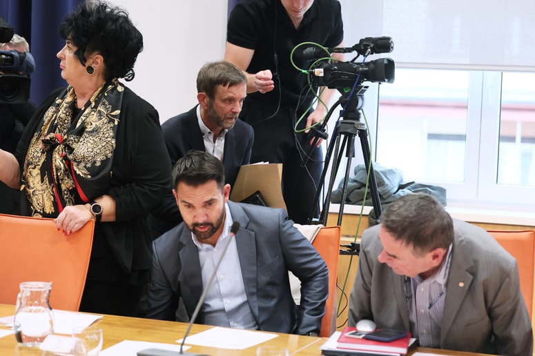 Svetniška skupina Gibanje Svoboda doživlja številne spremembe. Ravno je mandat nastopil Tarek Naji namesto Karin Jurše, že je odstopil še Marko Slavič. 