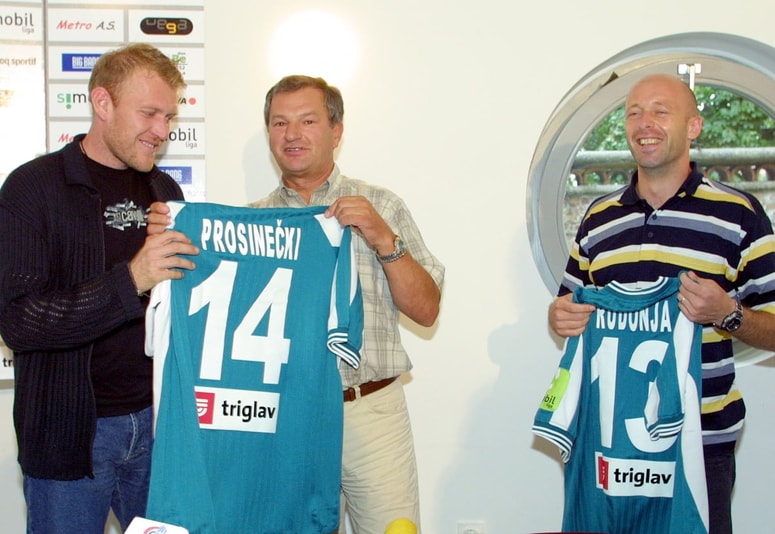 Miro Gavez (v sredini) ob podpisu pogodb z Robertom Prosinečkim in Mladenom Rudonjo avgusta 2002.
