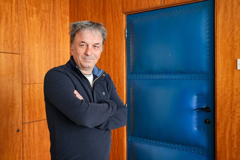 “Čas je, da se delodajalci zavejo, da je treba delavce dostojno plačati. Dostojno plačilo ne pomeni samo to, da ti lahko preživiš čez mesec, ampak da lahko živiš čez mesec. To je velika razlika.” 