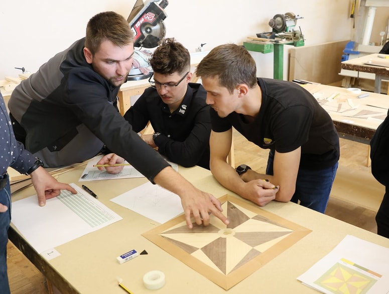 Glavna fotografija članka:Lesarijada v Mariboru združila najboljše mlade lesarje Slovenije: Kdo obvlada pohorsko trikrako vez in kdo intarzijo