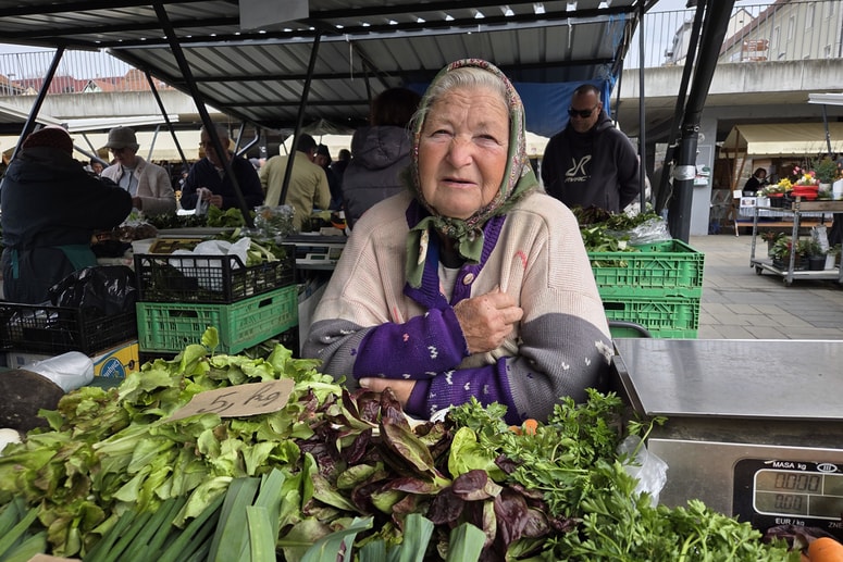 Barbara Kopun, po domače Betka, ob svoji prodajni mizi 