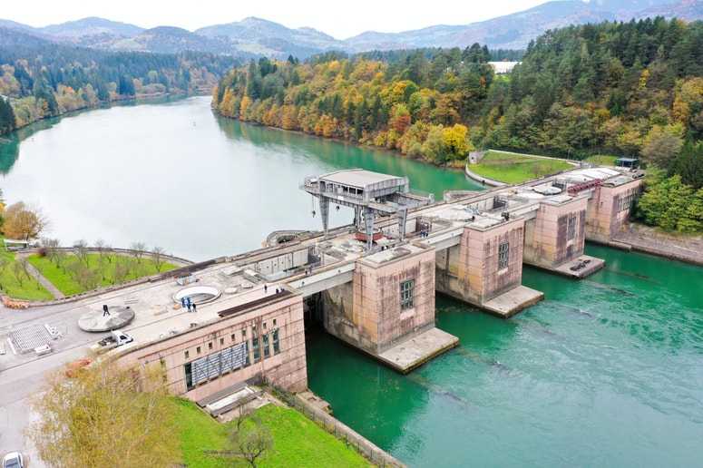 Dvig rotorja na HE Vuzenica v sklopu projekta prenove sekundarnih sistemov.