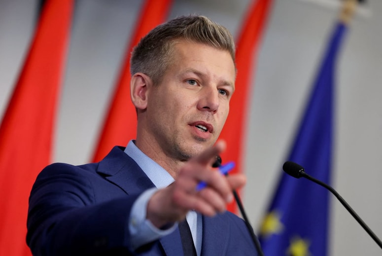 Napetosti so dosegle vrhunec tik pred madžarskimi parlamentarnimi volitvami. Zmago je slavil Peter Magyar s svojo opozicijsko stranko Tisza.