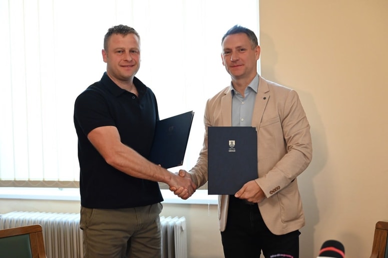 Pogodbo za izgradnjo infrastrukture za pešce na lokalni cesti Sodinci–Lasigovci sta podpisala ormoški župan Danijel Vrbnjak (desno) in direktor podjetja Žuran gradbeništvo d.o.o. Denis Žuran.