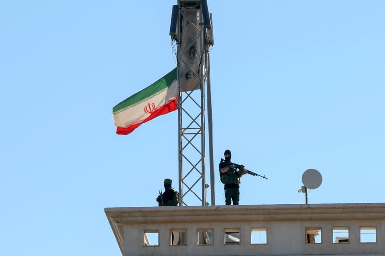 Iranska vojaka na strehi stavbe v Teheranu