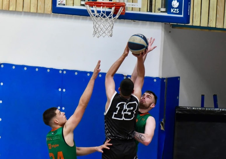 Matica Grušovnika je bilo težko ustaviti v prvi bitki z mladimi zmaji. 