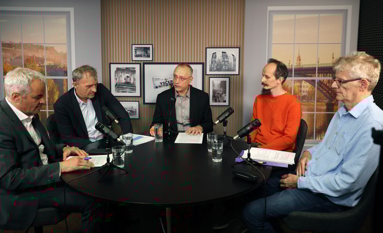 Argumente za sežigalnico sta predstavila župan Saša Arsenovič in direktor EIOM Vito Martinčič, argumente proti pa Fredi Magdič iz Civilne iniciative Tezno in Jaka Kranjc iz društva Ekologi brez meja. 