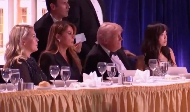 Tiskovna predstavnica Bele hiše Karoline Leavitt, Melania Trump,  Donald Trump in Weijia Jiang, predsednica Združenja dopisnikov iz Bele hiše, ki tradicionalno gosti večerjo.    

 

 