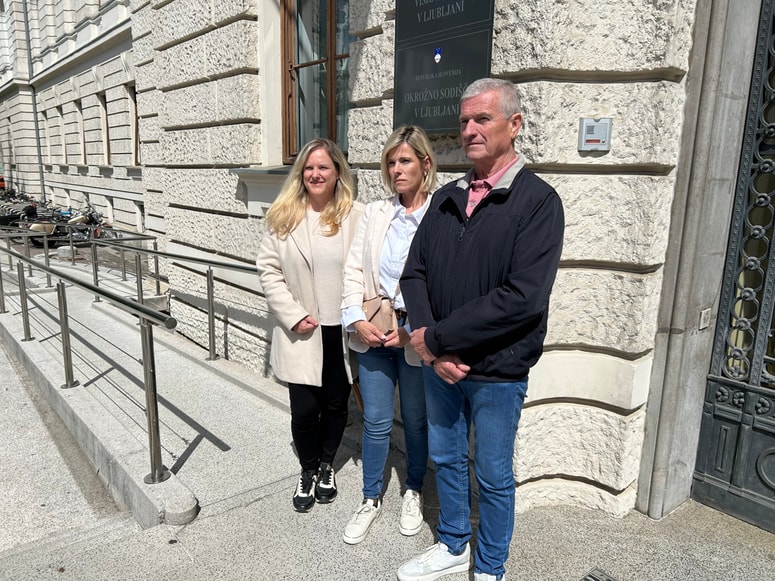 Ciril, Katarina in Petra Bilban tožijo UKC Ljubljana zaradi smrti njihove žene in mame Mire Bilban, ker ji po njihovem mnenju v UKC Ljubljana niso pravočasno pomagali. 