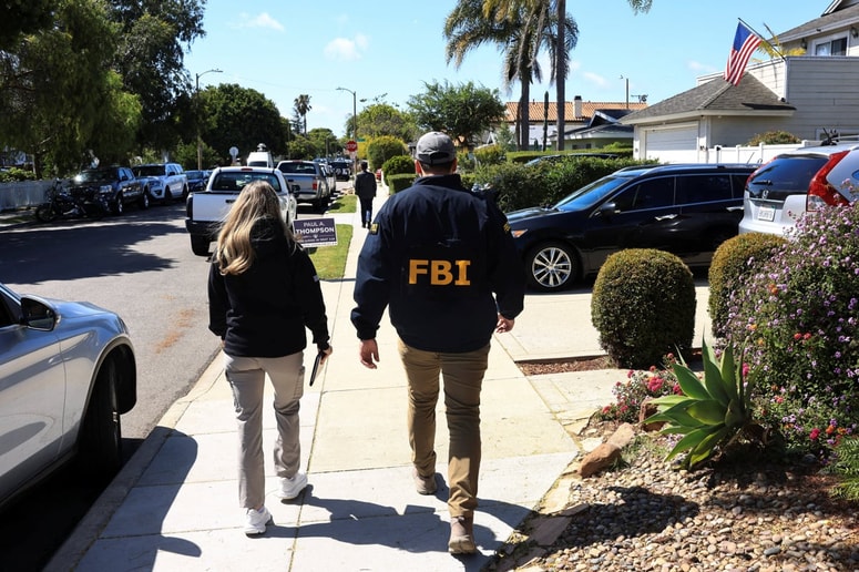 FBI v osumljenčevi soseski v Kaliforniji