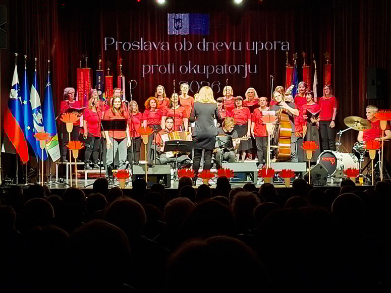 Proslava ob dnevu upora v Slovenj Gradcu, ženski pevski zbor Kombinat 