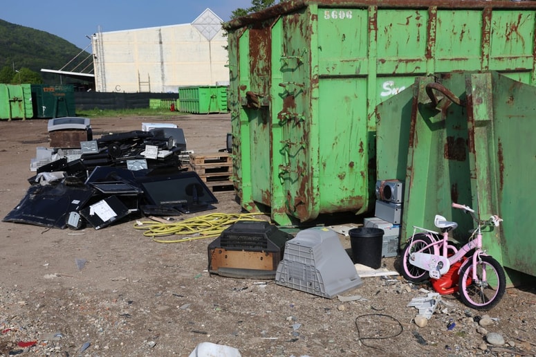 Kar pri vsem skupaj dodatno moti, je pasivnost države, ki se obnaša, kot da s sežigalnicami - razen podelitve koncesij - nima prav veliko opraviti.