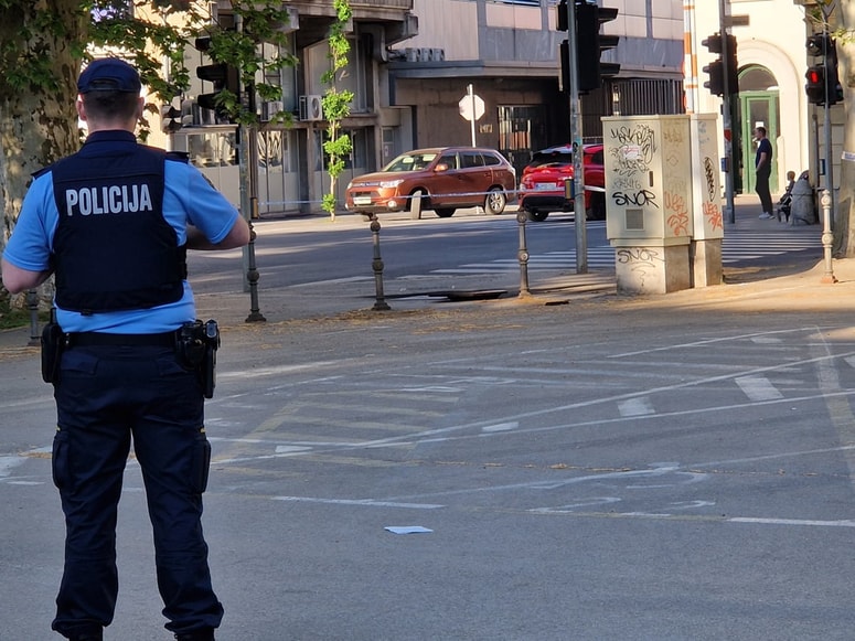 Glavna fotografija članka:(FOTO) Na Krekovem trgu v Ljubljani prišlo do eksplozije. Kaj se je zgodilo?