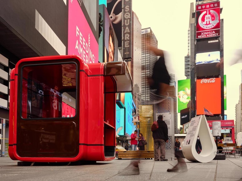 Kiosk K67 v New Yorku. Kiosk v Mariboru so prenovili dijaki Tehniškega šolskega centra Maribor.