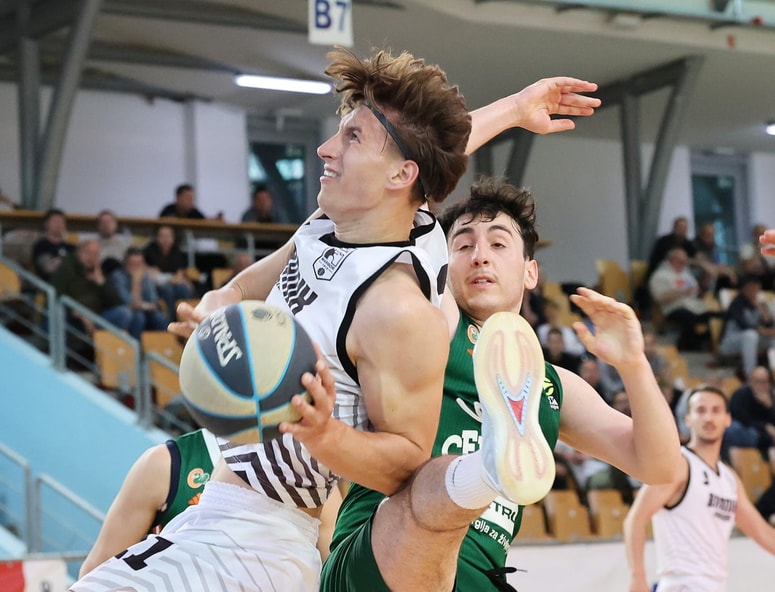 Na vse načine so mladi zmaji ustavljali Vida Pregla. 