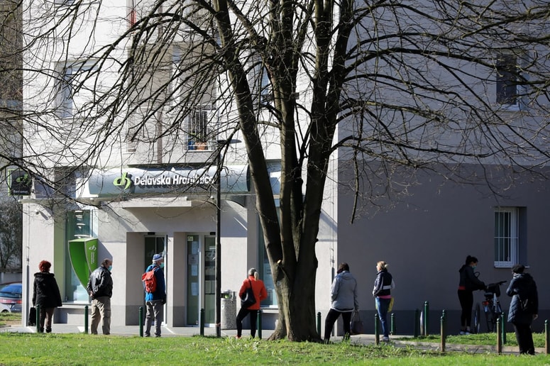 Prihodki od obresti so se znižali za devet odstotkov, obrestni odhodki pa za en odstotek.