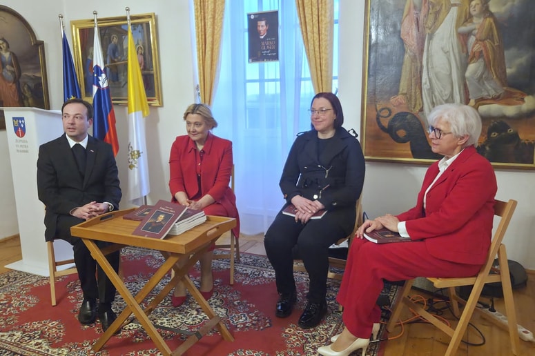 Monografijo so predstavili Sebastijan Valentan, Ignacija Fridl Jarc, Liljana Urlep in Fanika Krajnc Vrečko 