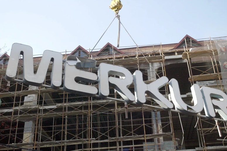 Napis Merkur je veljal za vrhunec stroke ne le v Mariboru, temveč širše v Jugoslaviji. Leta 2003 je bil odstranjen in uničen. 