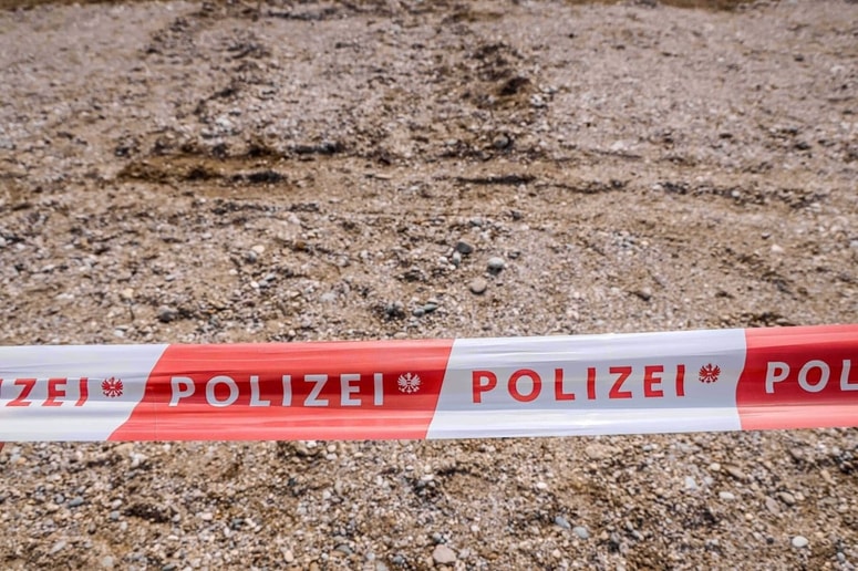 Zaradi nesreče in zahtevnega reševanja vozila so pristojne službe za približno eno uro delno zaprle cesto. Fotografija je simbolična. 