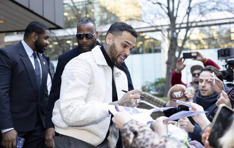 Čeprav pevec trenutno uživa v družinski sreči, se v Veliki Britaniji še vedno sooča z resnimi pravnimi težavami.