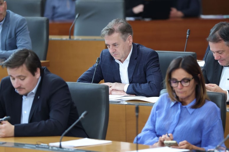 Robert Golob ne more skriti razočaranja, ker mu oblast polzi iz rok. 