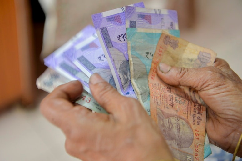 Munda je v ponedeljek poskušal dvigniti denar z bančnega računa sestre, vendar mu je banka Indian Overseas to zavrnila s pojasnilom, da mora predložiti ustrezno pooblastilo ali dokazilo o smrti.