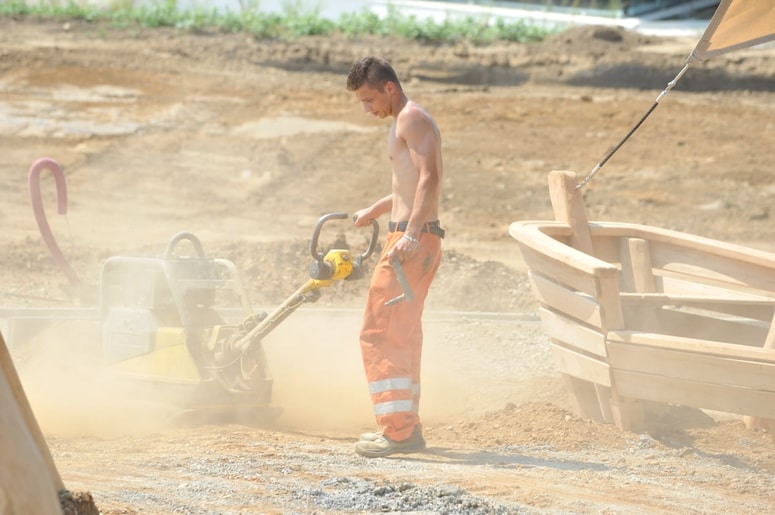 Naraščajoče število smrtnih primerov zaradi dela v ekstremni vročini zahteva od EU, da okrepi pravice delavcev, ki se soočajo s podnebnimi  spremembami. 