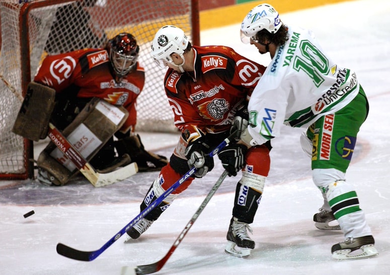"Kaj Aleš po vseh teh letih še zmore sam? Pravzaprav veliko. A hkrati potrebuje ogromno pomoči in je v veliki meri odvisen od mene"