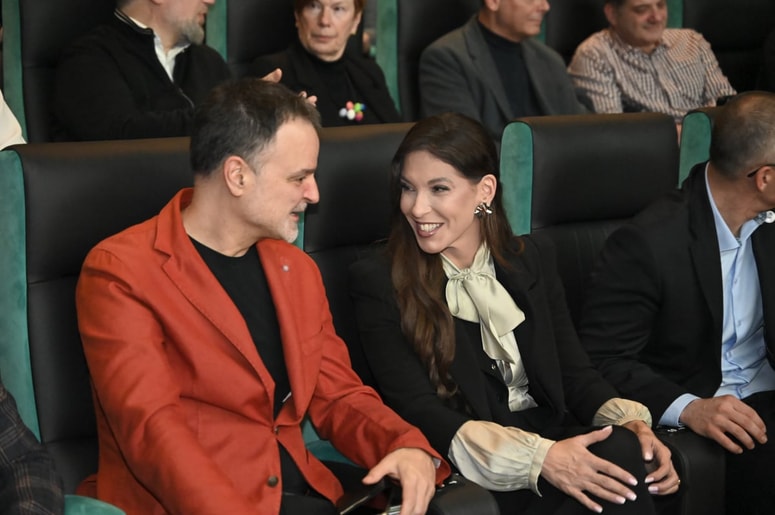 Davor Božič in Eva Irgl. On kmalu odhaja na 10 tednov dolgo turnejo s kolegom Leejem Harrisom. 