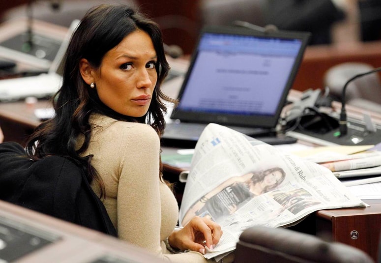 Afera je hitro prerasla v politični škandal.