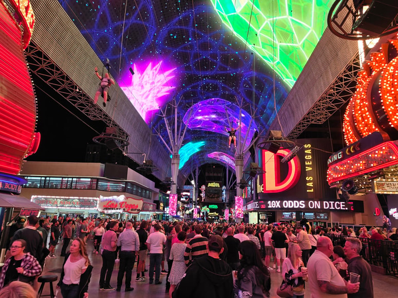Zipline nad glavami ljudi na Fremont Street Experience 