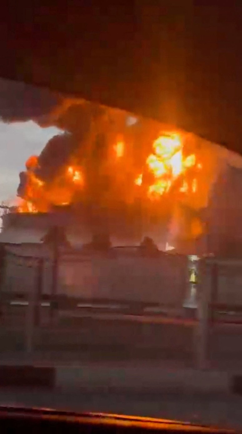 Posnetek ukrajinskega napada na rafinerijo v mestu Tuapse