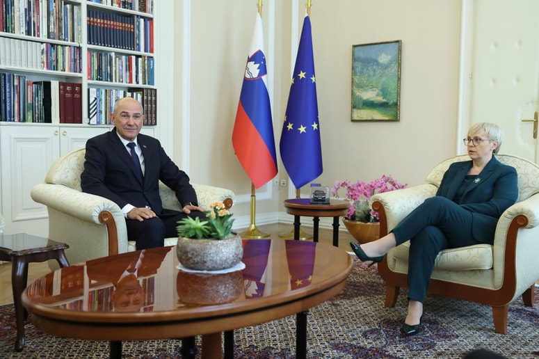Nataša Pirc Musar in Janez Janša, ko je predsednica sklicala prva uradna posvetovanja. Na koncu je napovedala nova, čez nekaj dni pa odločitev spremenila in prvi krog iskanja mandatarja predčasno zaključila.     