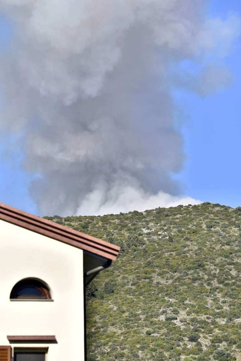 Glavna fotografija članka:(FOTO) V Toskani zaradi obsežnega požara evakuirali več tisoč ljudi, veter še naprej podžiga plamene