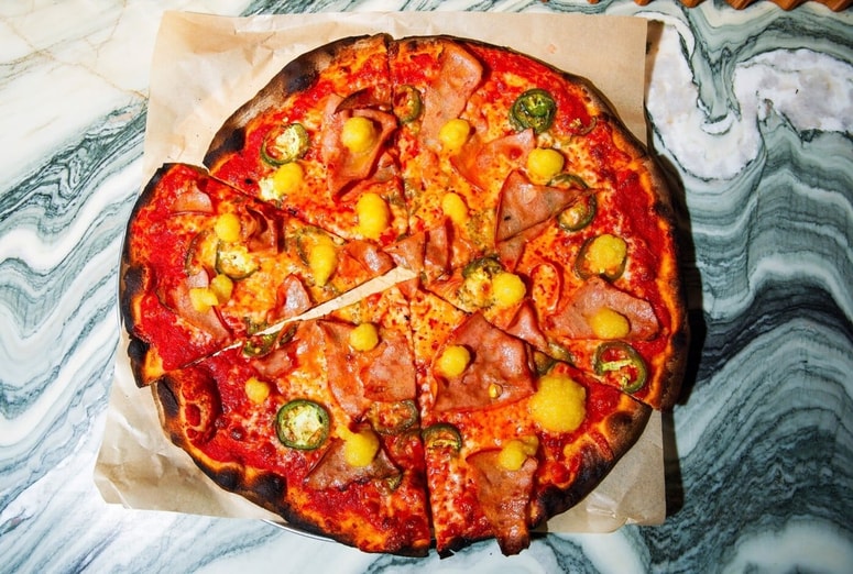 Glavna fotografija članka:Naročili pizzo in prosili še za en krožnik. Šok je sledil, ko jim je natakar prinesel račun