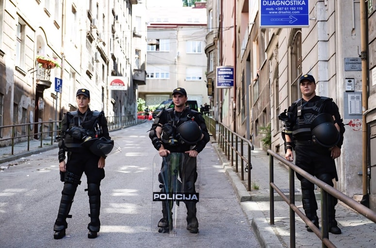 Sodišče je osumljencu predhodno izreklo ukrep prepovedi približevanja, saj ga je žrtev večkrat prijavila policiji zaradi zalezovanja.