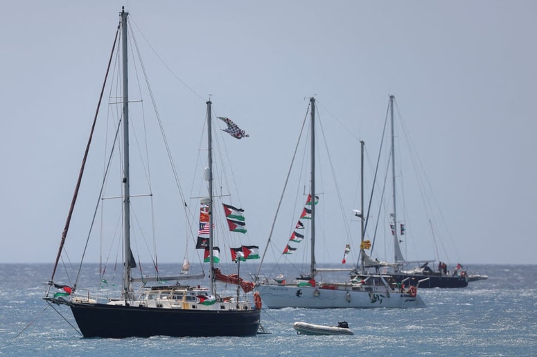 Po podatkih organizatorjev je šlo za 211-člansko flotiljo mednarodne koalicije Global Sumud Flotilla, ki je bila s humanitarno pomočjo na poti v Gazo. Slednja je pod izraelsko blokado od leta 2007.