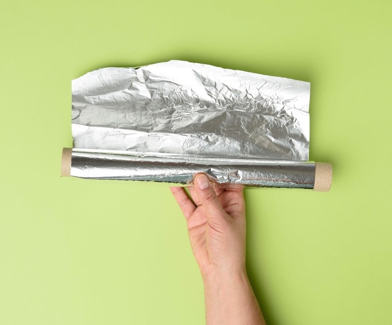 Ko steno obrišete in postane popolnoma suha na dotik, odrežite primeren kos aluminijaste folije. Folijo nato trdno prilepite na steno.