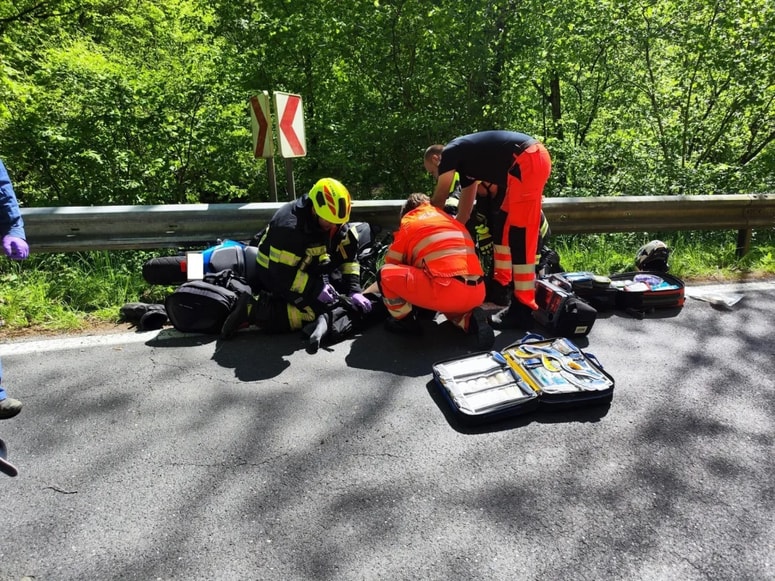 Motorista je zaneslo v ograjo, v nesreči je utrpel hude poškodbe.