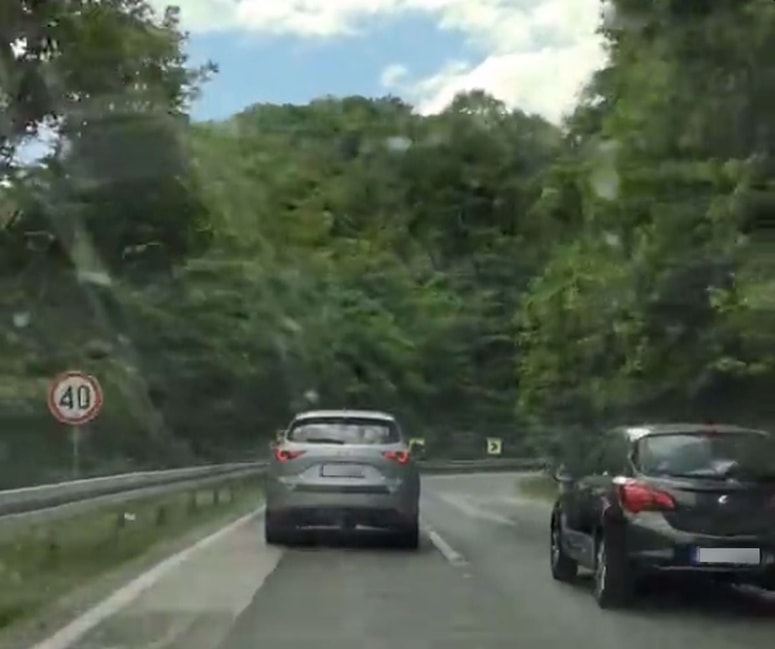 Prehitevanje na enosmerni dvopasnovni cesti